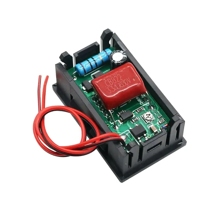 Galinis vaizdas su skaitmeninio voltmetro elektroniniais komponentais