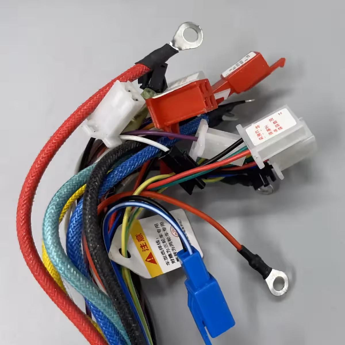 Valdiklis su keliais jungtuvais stabdžiui, akseleratoriui ir varikliui