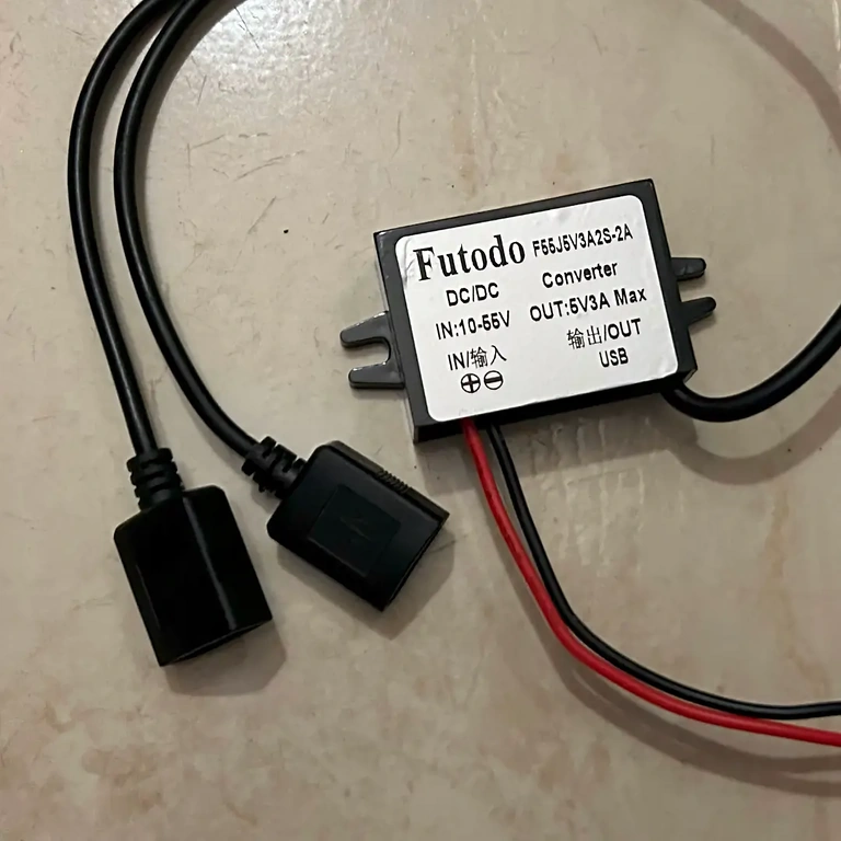 Dvigubi USB lizdai vienu metu įkrovimui 5V 3A