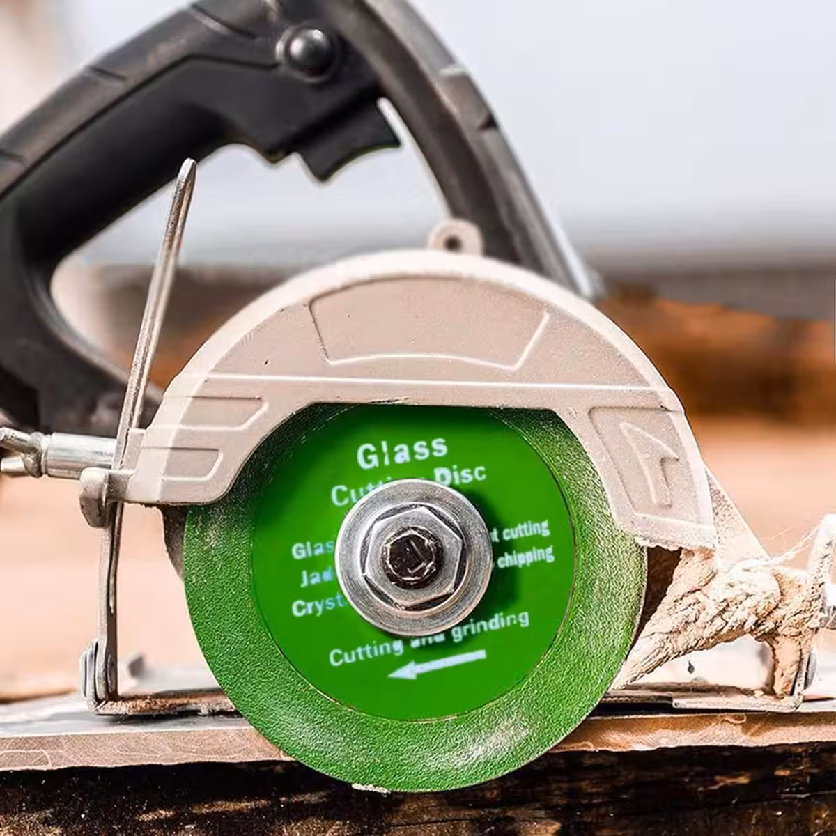 Diskas sumontuotas ant standartinio kampinio šlifuoklio