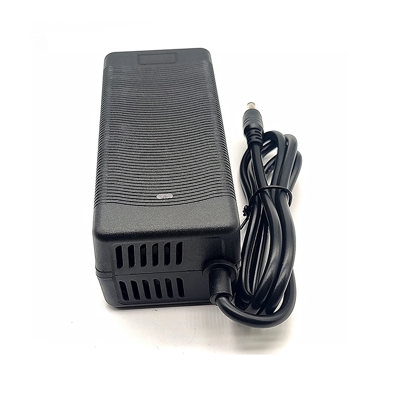 36V–42V 3A įkroviklis, didelis efektyvumas ir mažas energijos suvartojimas