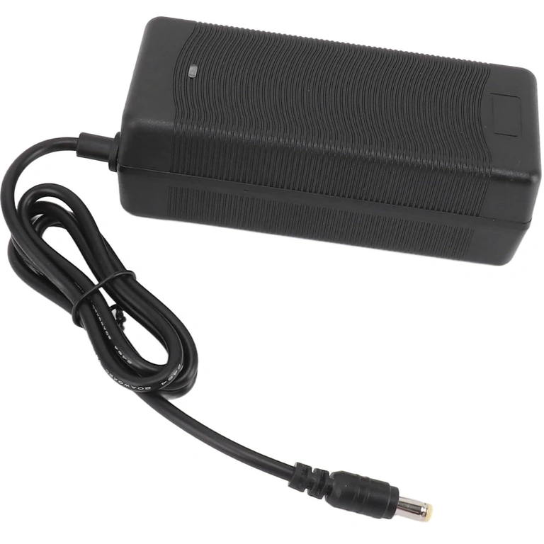 48V–54,6V 2A įkroviklis paspirtukams, dviračiams ir motoroleriams, su apsauga ir LED indikatoriumi