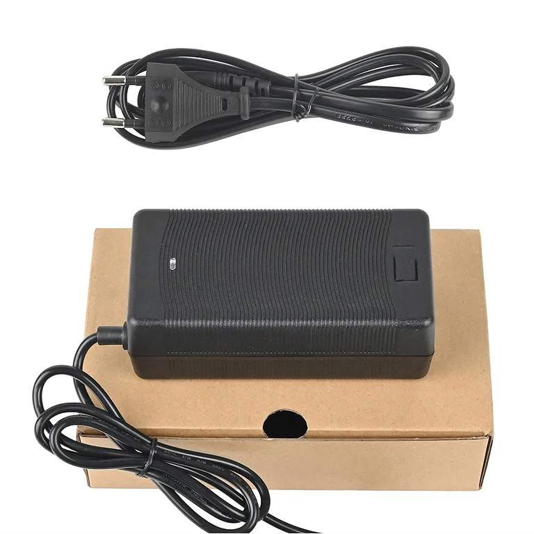 48V–54,6V 2A įkroviklis su IEC C13 jungtimi, tinkamas Citycoco ir Harley motoroleriams