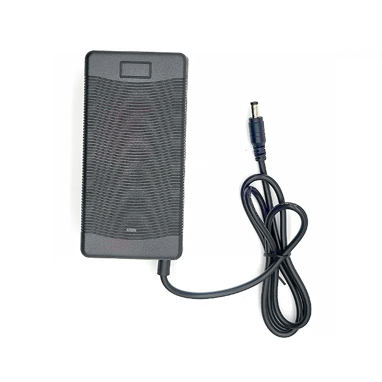 Li-Ion 21V 2A įkroviklis su 250 cm ilgio kabeliu – puikiai tinka 18V Li-Ion akumuliatoriams ir nešiojamai įrangai