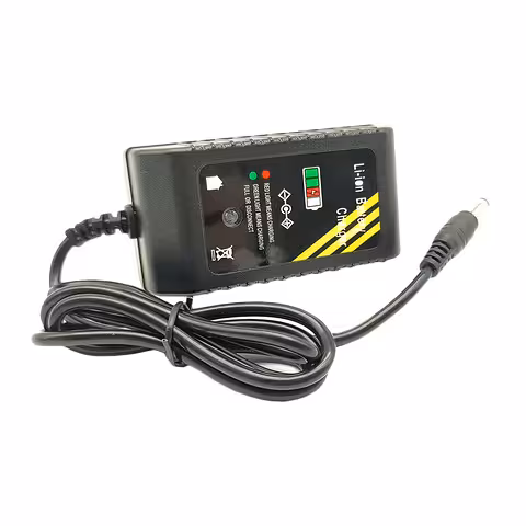 Li-Ion 12,6V įkroviklis – vaizdas iš skirtingo kampo, rodo kompaktišką ir nešiojamą dizainą 10,8V baterijoms