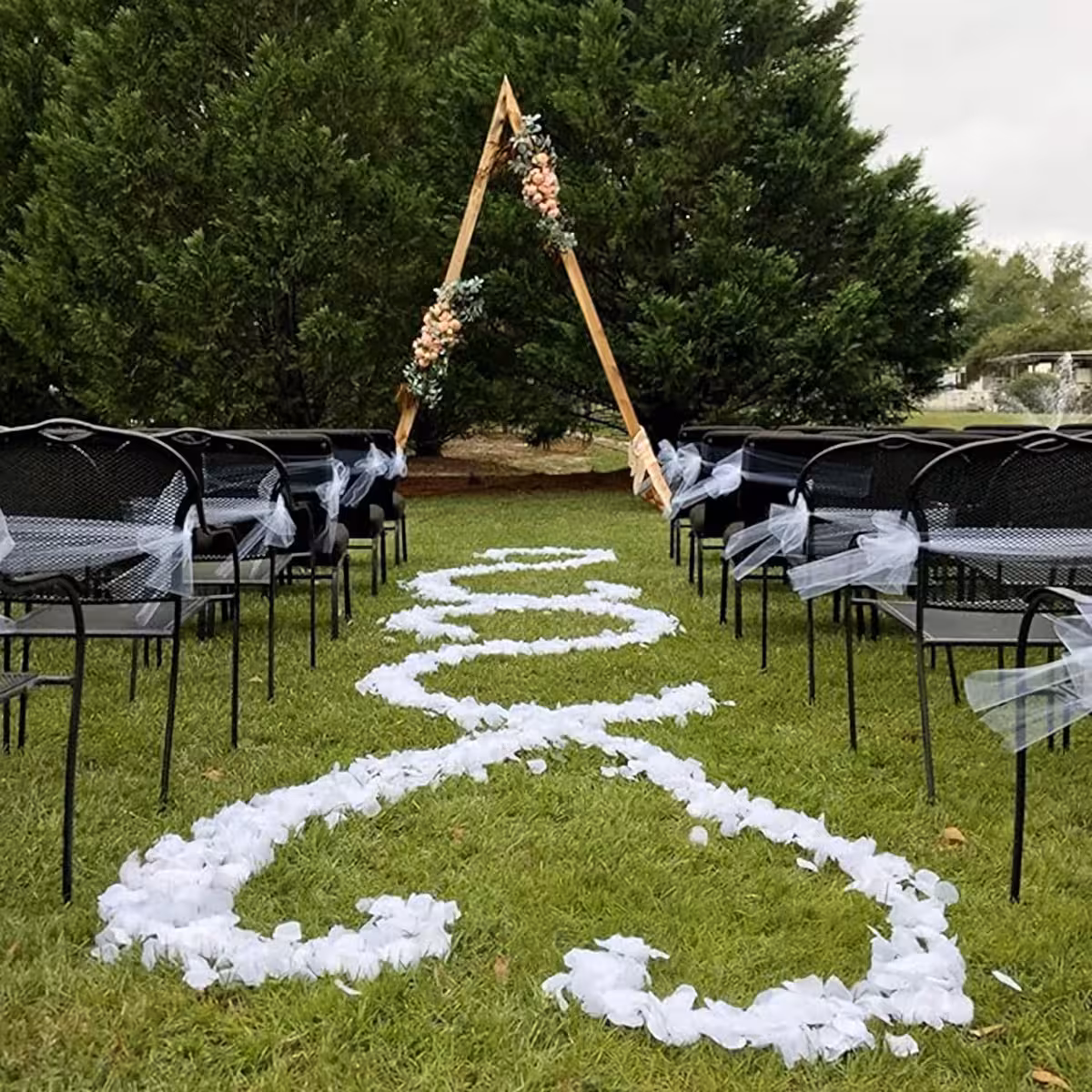 Rinkinys su 500 baltų dirbtinių žiedlapių vestuvėms ir renginiams