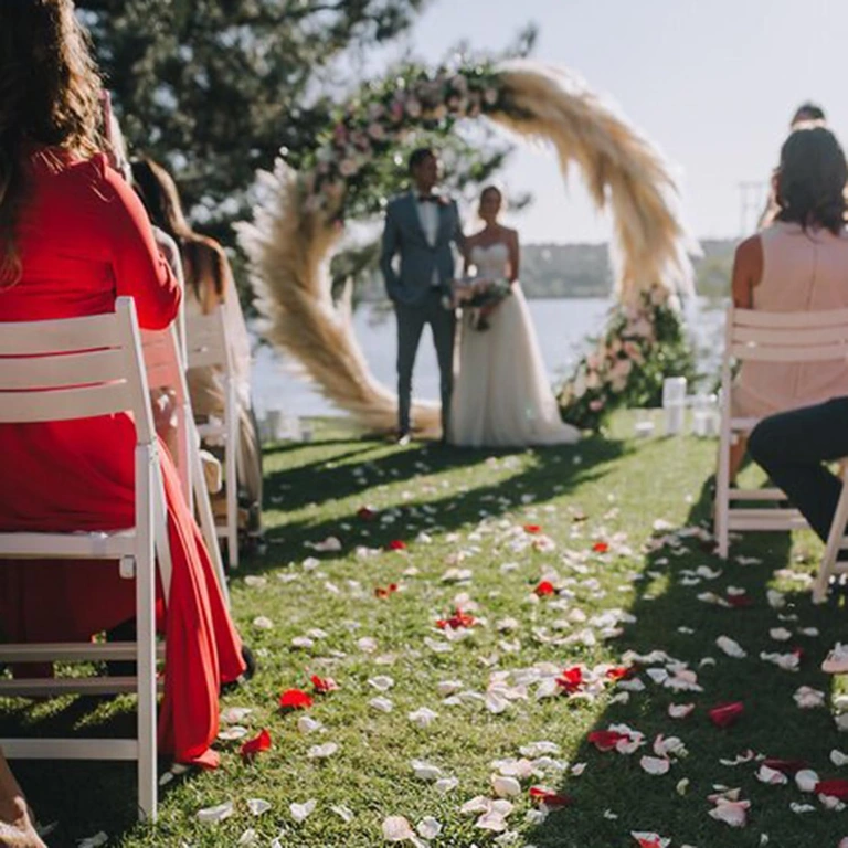 Romantiškas dekoras su dirbtinėmis gėlėmis Baltos dirbtinės žiedlapės romantiškam Valentino dienos dekorui