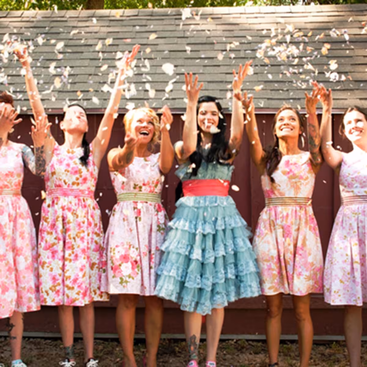 Baltos dirbtinės žiedlapės vestuvių, jubiliejų ar vakarėlių dekorui