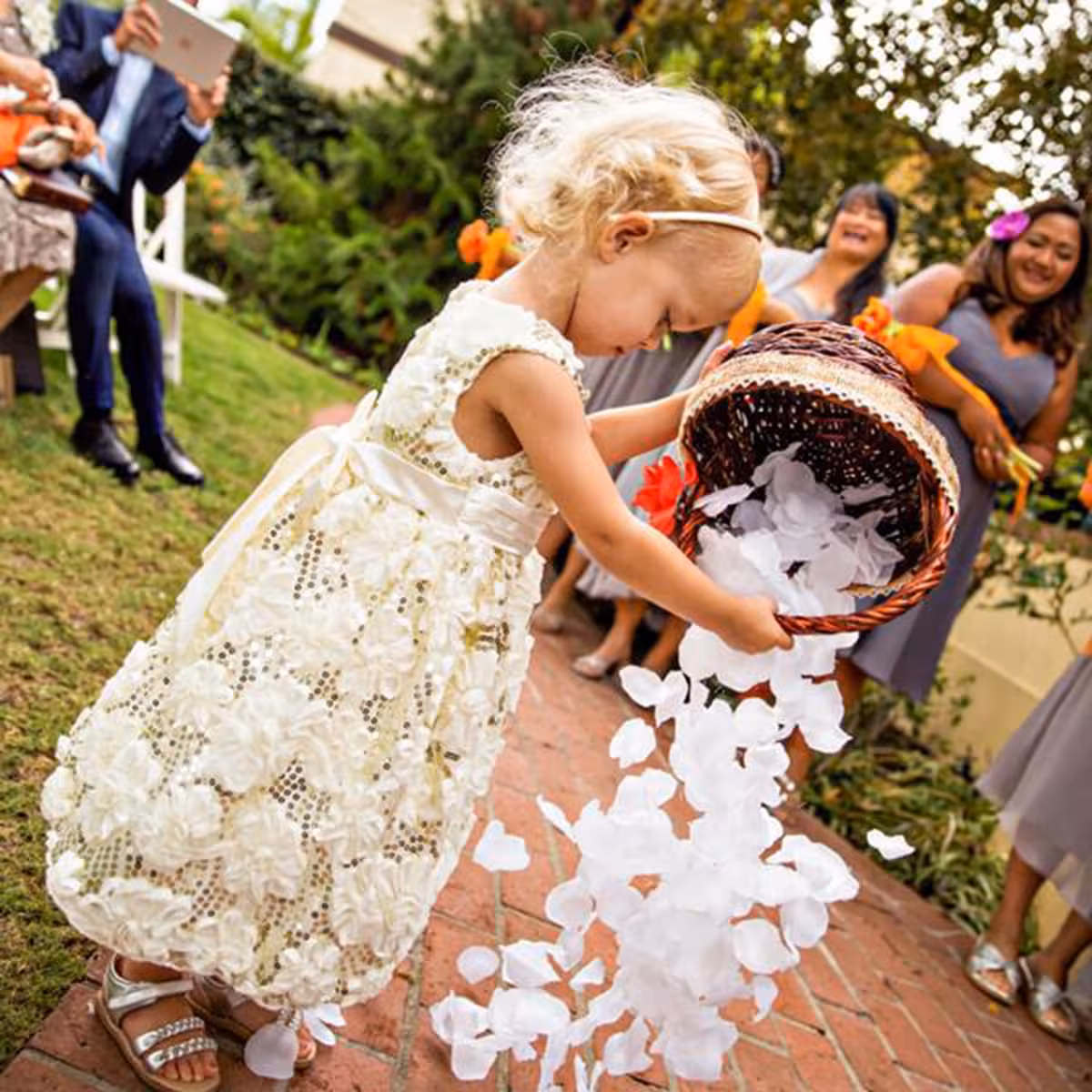 Baltos dirbtinės žiedlapės vestuvių koridoriaus dekorui