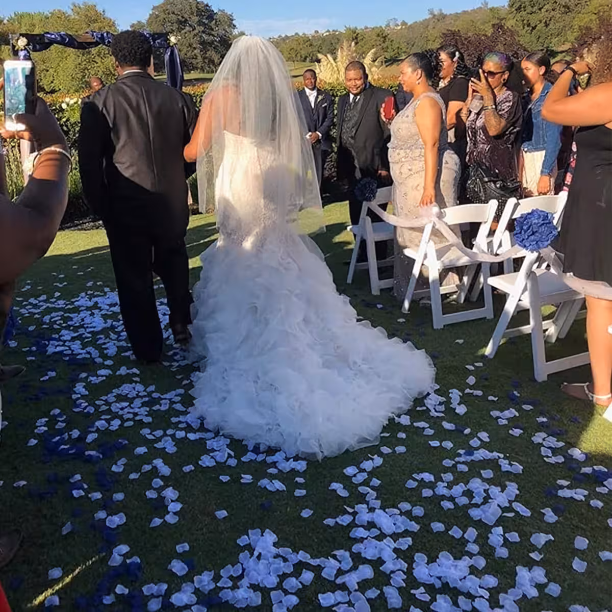 Baltos tekstilinės rožių žiedlapės vestuvių stalų dekoravimui