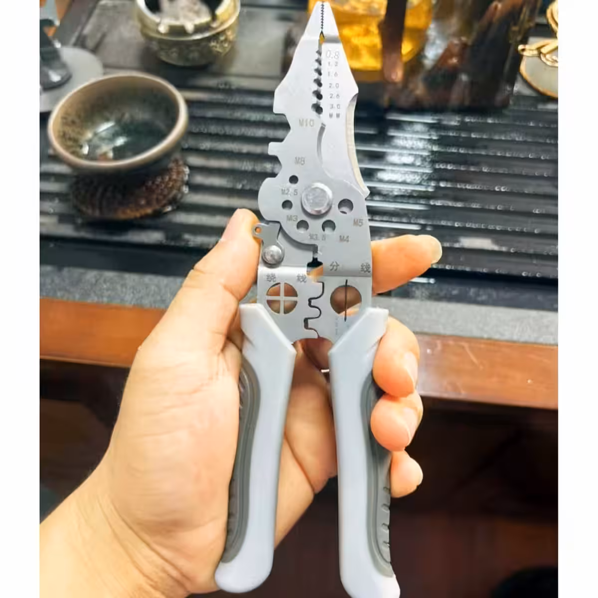 Elektrinės replės su izoliacijos zona laidams ir kabeliams