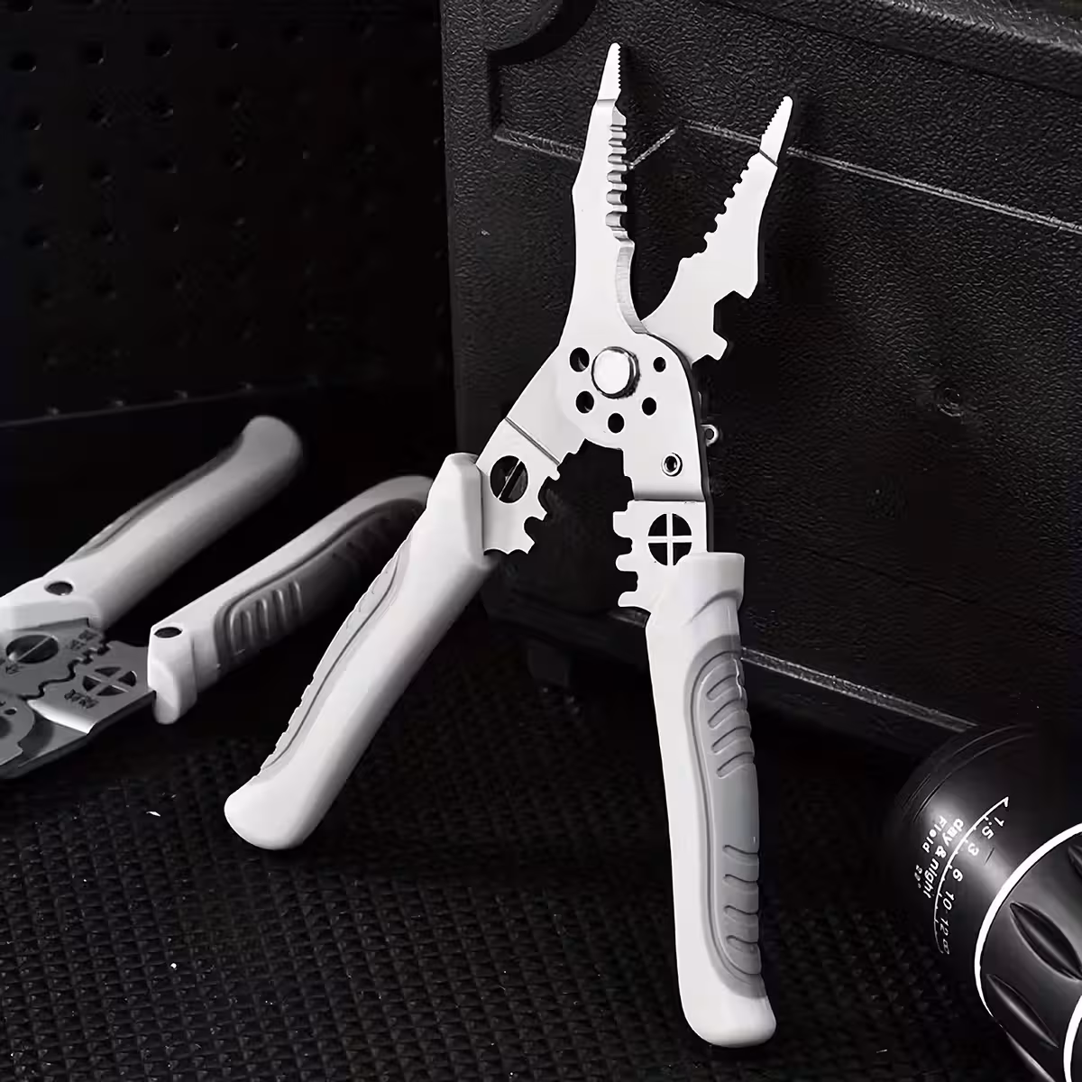 Kalibruoti skylutės tiksliam skirtingo storio laidų nuėmimui