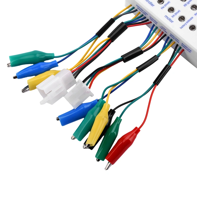 Universalus testeris – variklio fazių laidai Variklio faziniai laidai prijungti prie universalio testerio